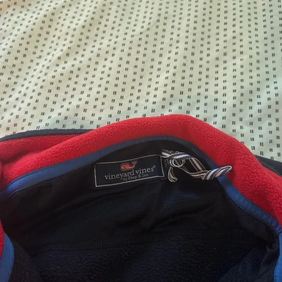 vineyard vines pullover fits medium or small :) - Picture 2 of 3